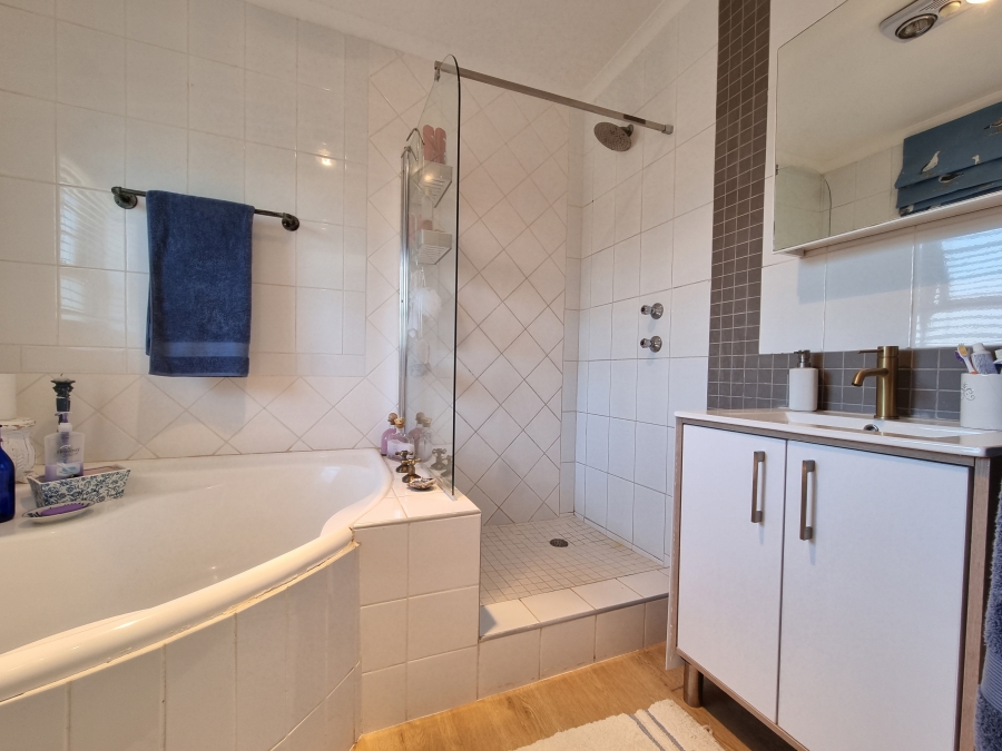 4 Bedroom Property for Sale in Wavecrest Eastern Cape